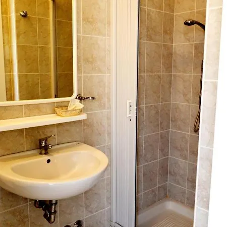 In Guest - New Cirene Triple Comfort Гостевой дом *